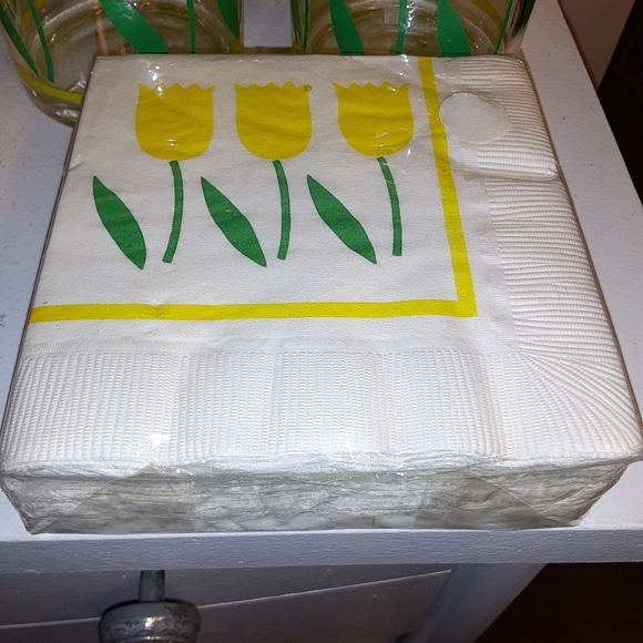 Set of 12 melamine glasses and matching napkins - Picture 4 of 4